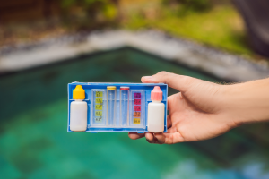 Quelles sont les conséquences d’un pH mal ajusté pour la piscine?