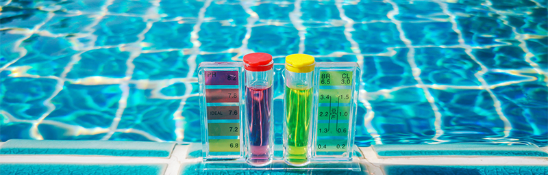 Quels sont les facteurs qui influencent le pH de l'eau de la piscine?